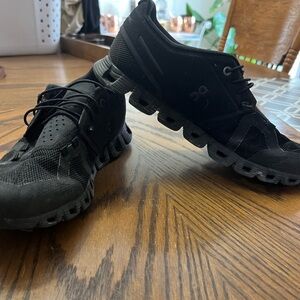 On Women’s cloud 5 lifestyle shoe size 9.5